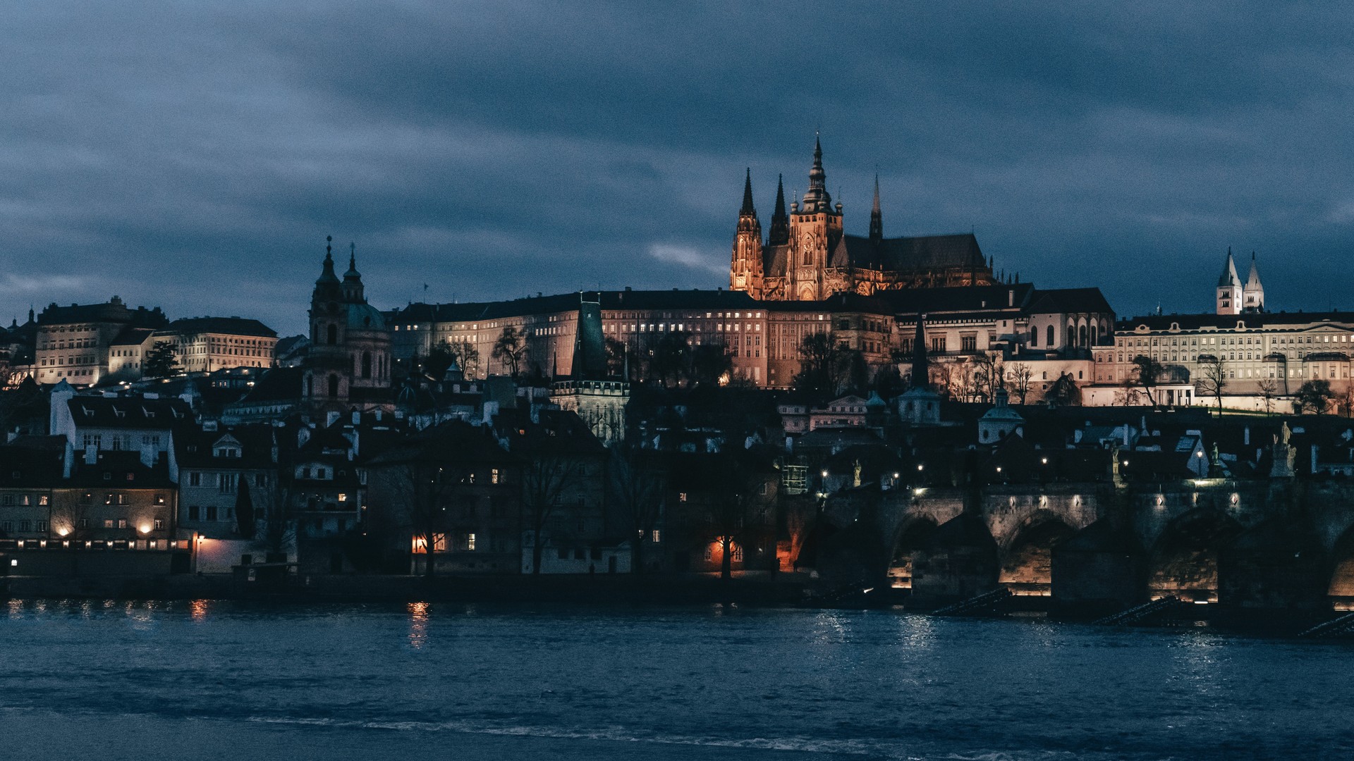 prague-castle-at-night-3977192.jpg